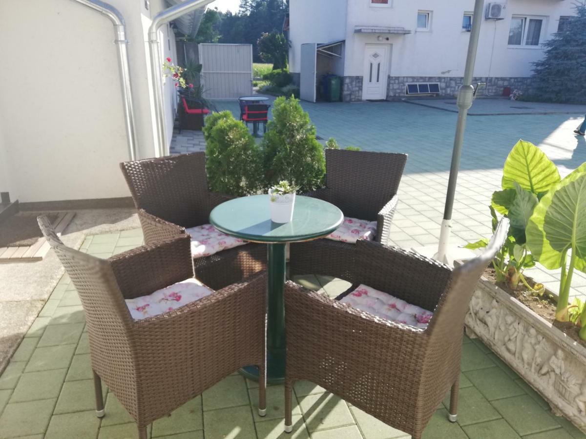 Apartments Jurasic Огулин Екстериор снимка